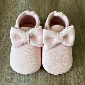 ✨Baby Bow Slip-On Soft Sole Shoes in Light Pink